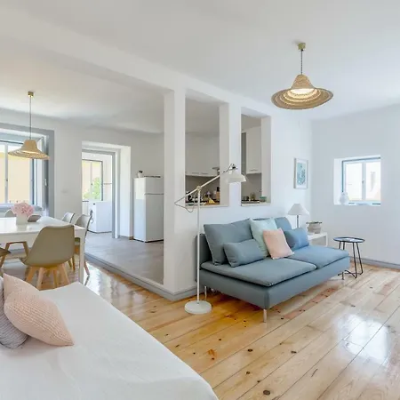 Alfama, Bright And Spacious With Private Terrace, By Timecooler * リスボン